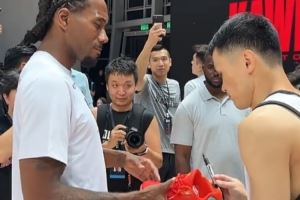 李观洋社媒晒与小卡同场竞技视频：很难描述他张开手防守时多夸张