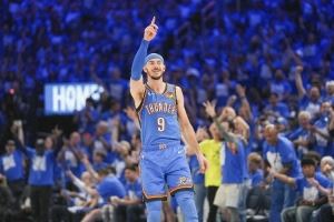 卡鲁索:生涯首冠后没游行 所以在俄城的游行我喝了两次的酒